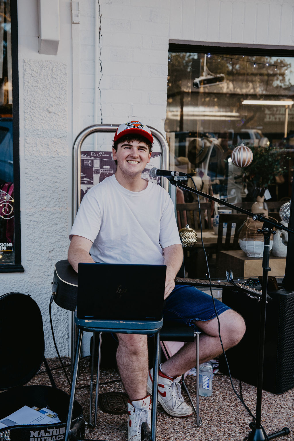 Tommy B provided some much-appreciated live music during the evening.